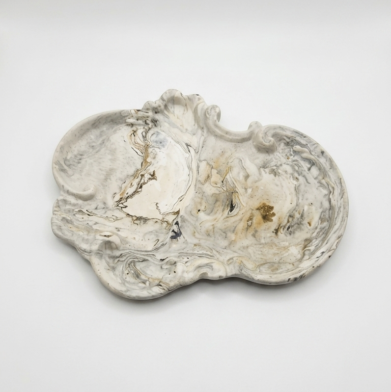 מארז מתנה מעוצב, נרות ריחניים, ג'סמונייט, (Jesmonite) ,   ניחוח לחם בבית, עיצוב הבית, מתנה לבית, מארזי שי בעבודת יד, נרות ריחניים לבית, עיצוב יוקרתי.