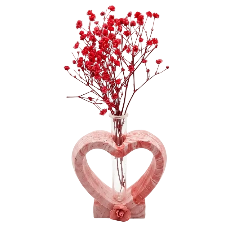 Heart-shaped pink vase with red berries on a white background, מעמד פרחים ג'סמונייט, עיצוב לבית, מתנה בעבודת יד, מעמד לב משיש, Michal Koter Rais Designs, אגרטל קטן לפרח בודד, עיצוב פנים מינימליסטי, קישוט לבית, פרחים מיובשים, מתנה רומנטית מקורית, אומנות ג'סמונייט, מעמד ג'סמונייט עם מבחנה.