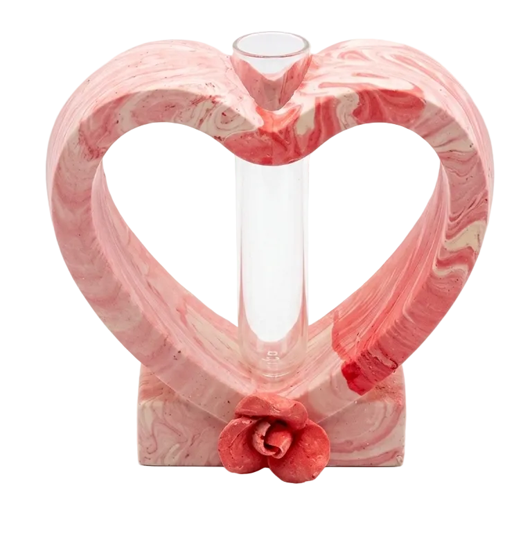 Heart-shaped pink marble vase with a rose on a white background, מעמד פרחים ג'סמונייט, עיצוב לבית, מתנה בעבודת יד, מעמד לב משיש, Michal Koter Rais Designs, אגרטל קטן לפרח בודד, עיצוב פנים מינימליסטי, קישוט לבית, פרחים מיובשים, מתנה רומנטית מקורית, אומנות ג'סמונייט, מעמד ג'סמונייט עם מבחנה.