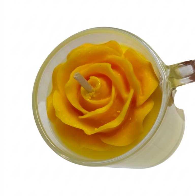 Yellow rose-shaped candle in a glass holder on a white background, נר ריחני, נר אספרסו שוט, נר עם פרח מפוסל, Michal Koter Rais Designs, מתנה בעבודת יד, נר משעווה טבעית, ניחוח סחלב ווניל, עיצוב לבית, מתנה מקורית, קישוט מעוצב לפינת קפה, נר דקורטיבי יוקרתי, אמנות בעבודת יד.