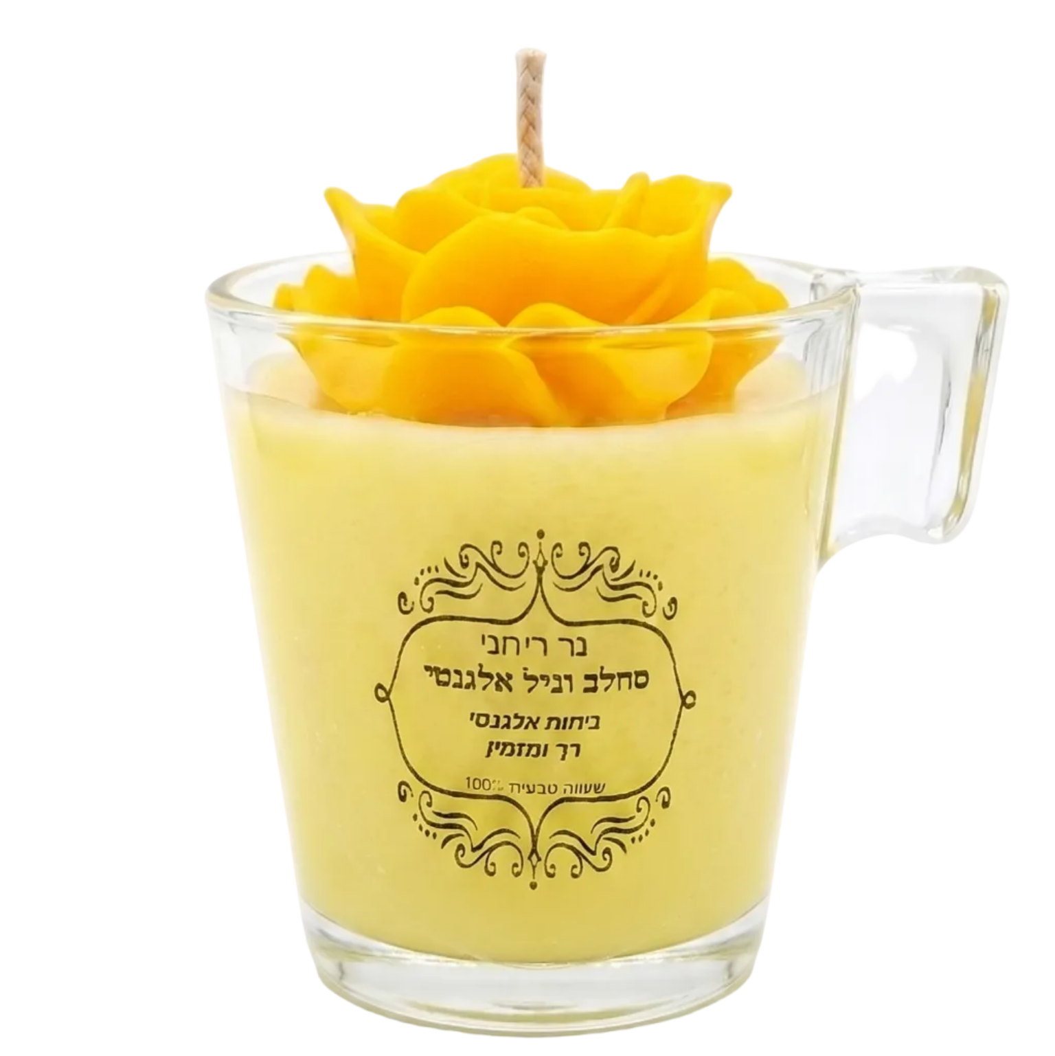 Yellow candle in a glass holder with decorative design on a white background, נר ריחני, נר אספרסו שוט, נר עם פרח מפוסל, Michal Koter Rais Designs, מתנה בעבודת יד, נר משעווה טבעית, ניחוח סחלב ווניל, עיצוב לבית, מתנה מקורית, קישוט מעוצב לפינת קפה, נר דקורטיבי יוקרתי, אמנות בעבודת יד.