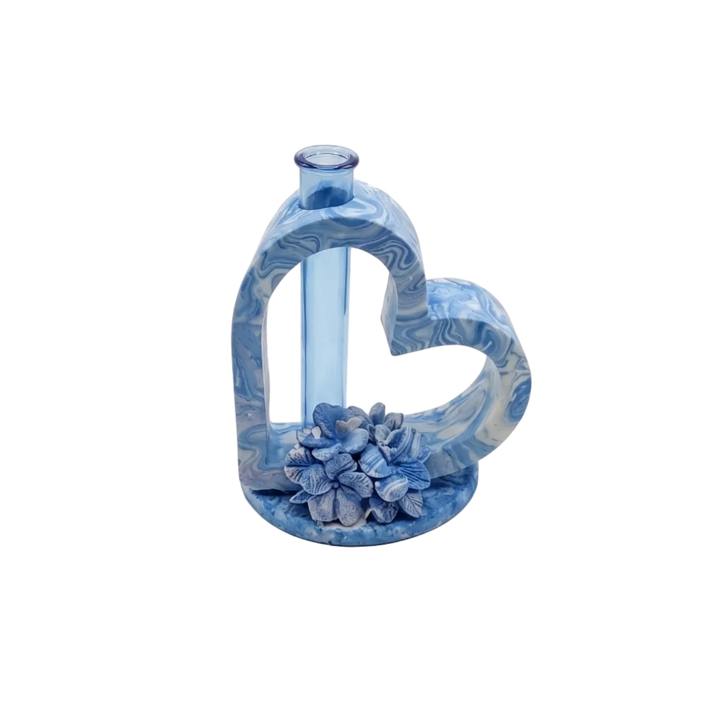 Blue ceramic heart-shaped vase with floral design on a white background, מעמד פרחים ג'סמונייט, עיצוב לבית, מתנה בעבודת יד, מעמד לב משיש, Michal Koter Rais Designs, אגרטל קטן לפרח בודד, עיצוב פנים מינימליסטי, קישוט לבית, פרחים מיובשים, מתנה רומנטית מקורית, אומנות ג'סמונייט, מעמד ג'סמונייט עם מבחנה.